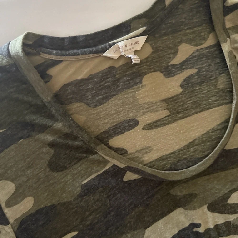 Lucky Brand Olive and Charcoal Camo V‑Neck Short Sleeve Tee - XL - Picture 3 of 4